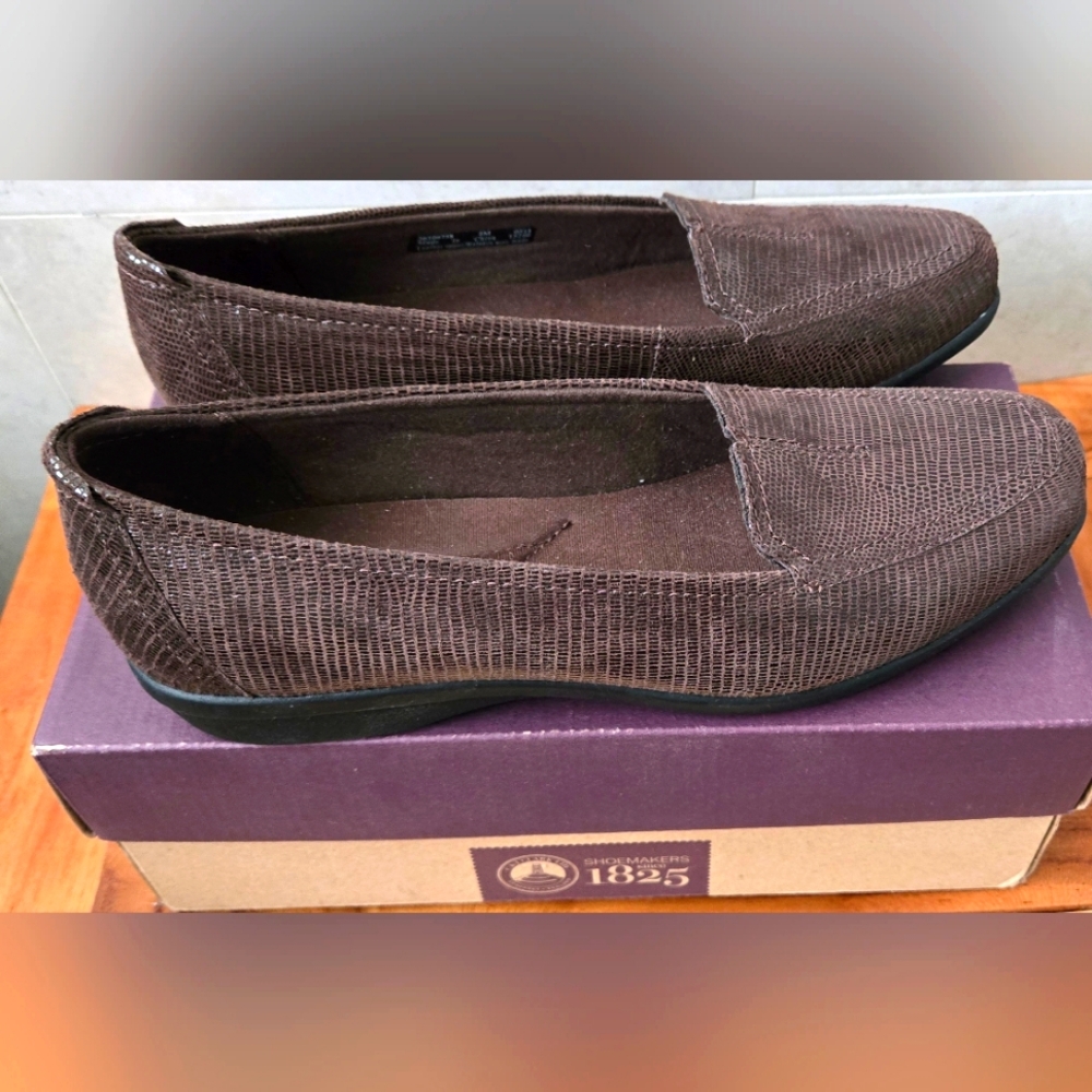 Clarks Women's Size 8M Brown Leather Slip on Shoes NIB. Classic